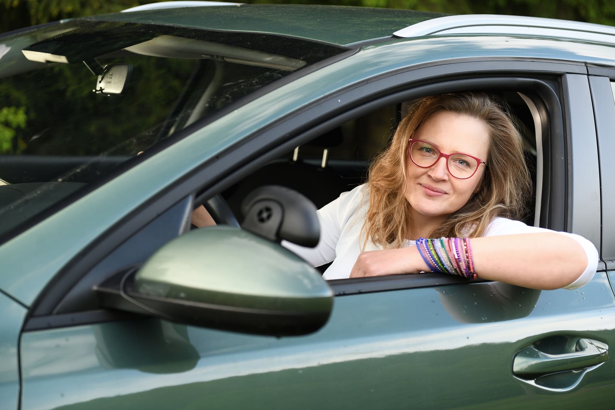 Žena spokojeně řídí auto